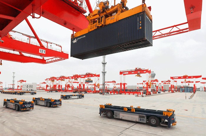 The fourth phase of Yangshan Port  offers seven large deep-water berths, becomes the world’s largest automated container terminal.The systematic trial operations of what has been given the nickname of ‘magic container terminal’ is largely attributed to an industrial wireless network built on Huawei’s first-of-its-kind 5.8 GHz Long-Term Evolution (LTE) technologies. 