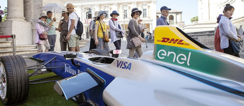 ローマの広場前に駐車してある一人乗りの電気自動車フォーミュラEレーシングカー
