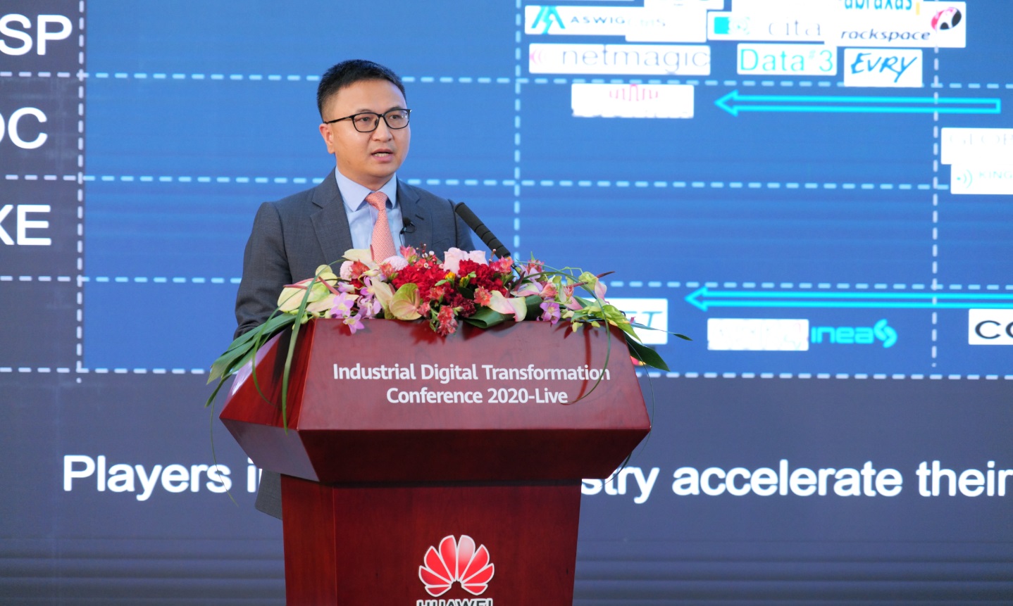Deng Jiang, Director of the Huawei Internet Service Industry, presenting at the Industrial Digital Transformation Conference