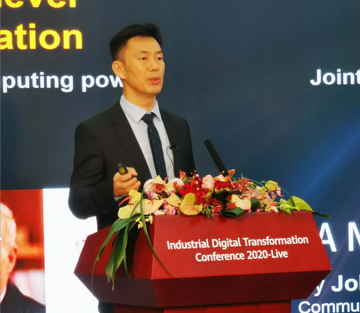 Huang Jin, VP of Huawei Cloud & AI BG, delivering his keynote speech at the Industrial Digital Transformation Conference