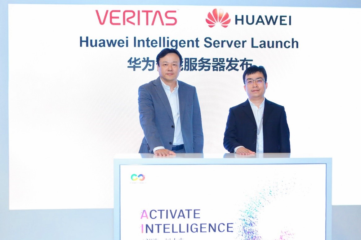 Kenneth Zhang from Huawei and Yang Chen from Veritas Technologies jointly launch intelligent servers at HUAWEI CONNECT 2018