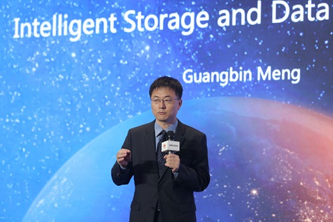 Meng Guangbin, President of Huawei Intelligent Storage and Data Management, gives a speech at a global analyst summit