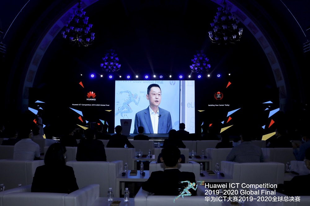Ding Lianpu delivers a speech at the Global Final of the Huawei ICT Competition 2019–2020