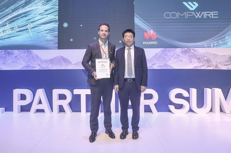 Yao Wei, GM of Huawei's Brazil Rep Office, presents a VAP certificate to Marcos Choinski, CEO of Compwire