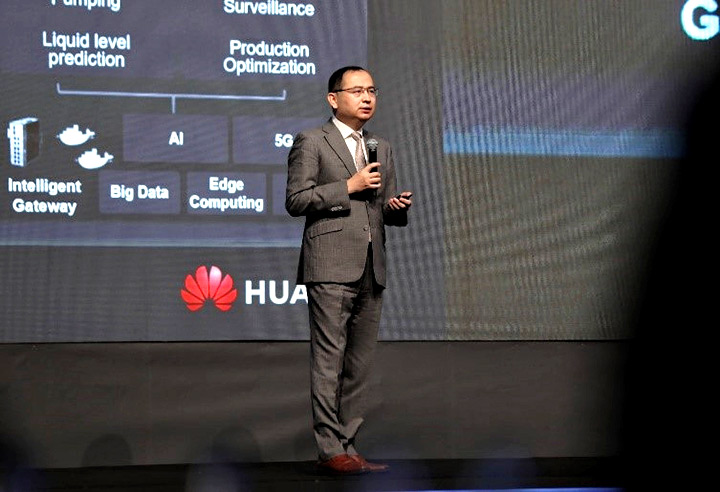 Robin Lu, Executive Vice President of Huawei Enterprise's Global Energy Business Unit, delivering a speech