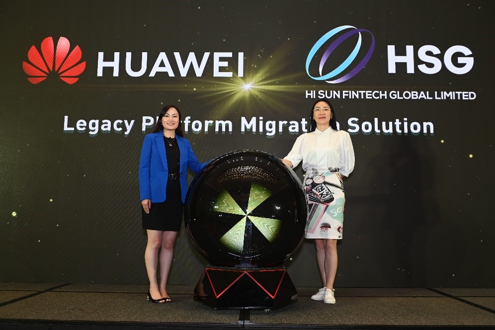Sisi Yu , HSG General Manager with Nicole Lu, VP of Partners Ecosystem of Huawei Cloud APAC, announced the legacy platform migration solution together at HIFS 2022