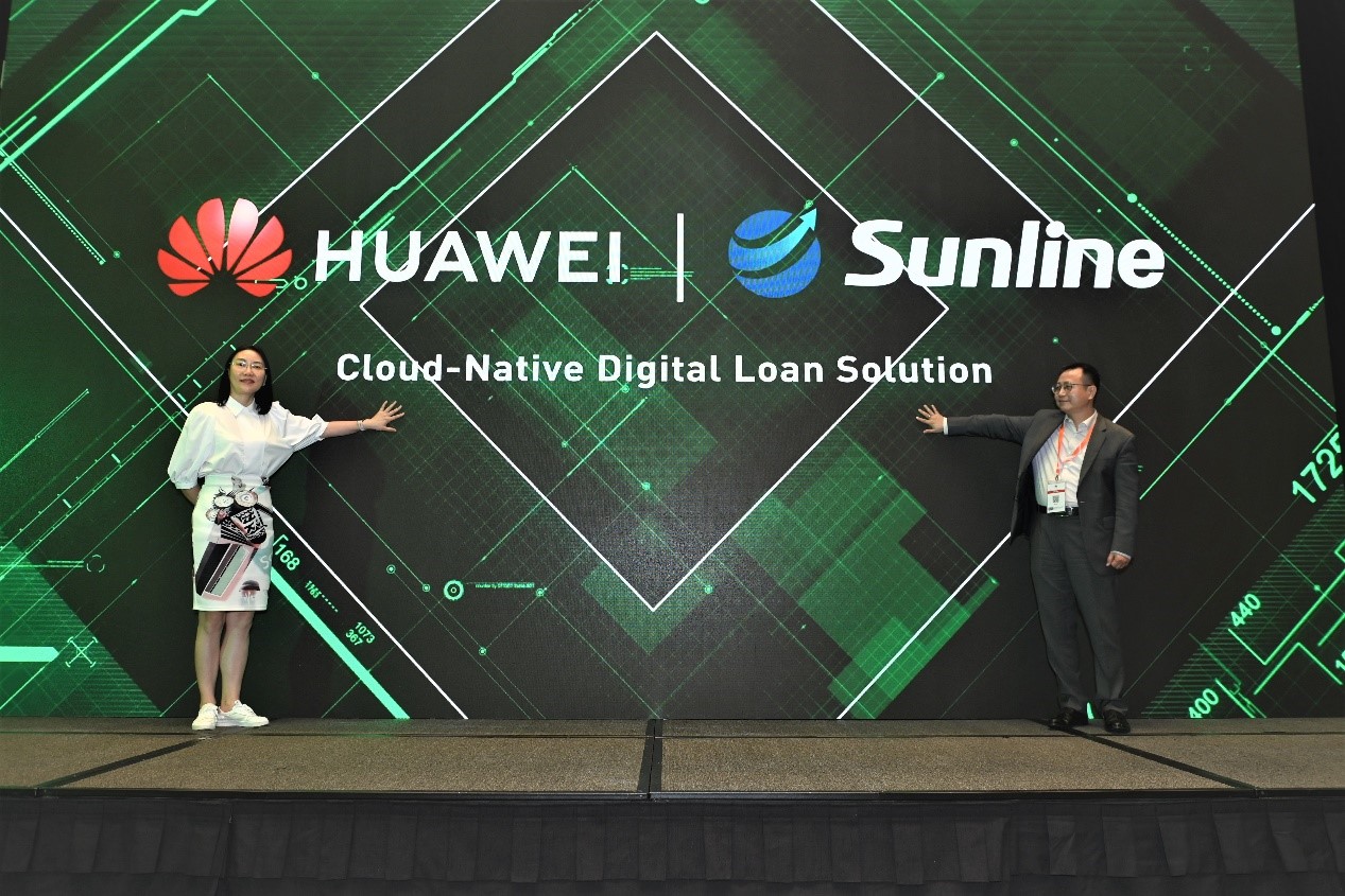 The representatives from Huawei and Sunline are launching the Joint Cloud Native Digital Loan Solution at HIFS 2022