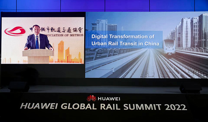 Li Zhonghao, Director of the China Association of Metros, delivers his speech at the Huawei Global Rail Summit 2022