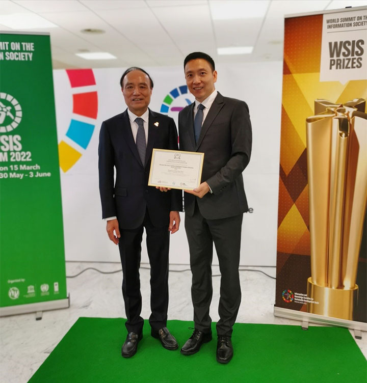 Houlin Zhao, Secretary-General of the ITU, presents Huawei with the WSIS Prize 2022 Champion award