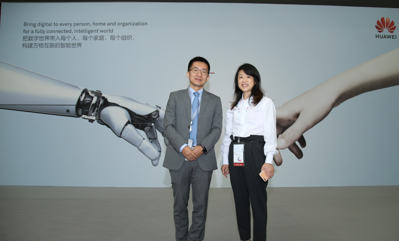 Huawei's Jeffrey Gao and Hunan Broadcasting System's Li Ping stand together, marking the joint release of a white paper