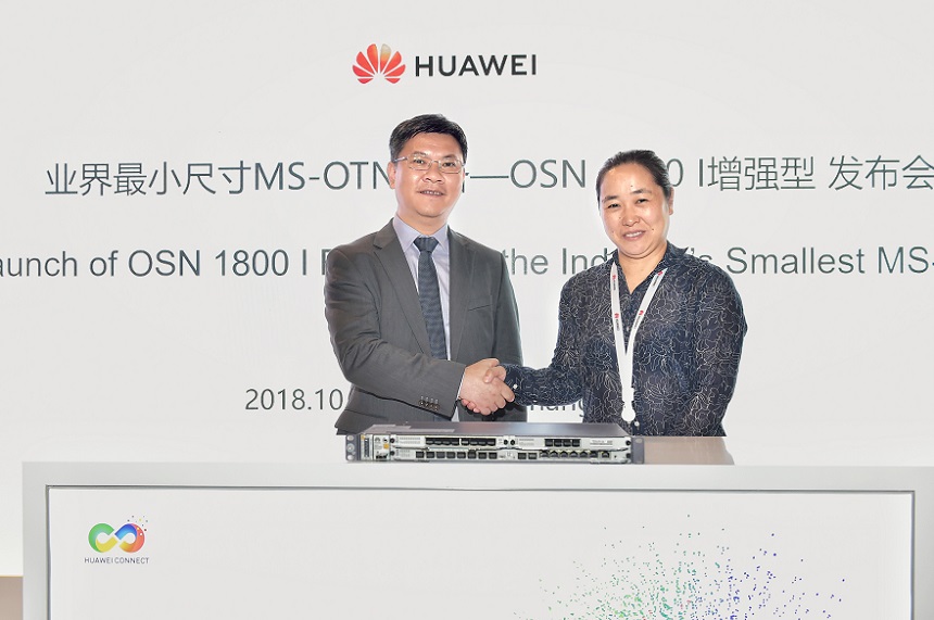 hou Xiao, Vice President of Huawei Transport Network Product Line (left) and Zhang Qin, Vice President of Wasu Media (right)