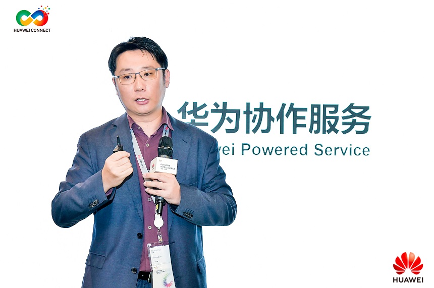 Hua Shuang, Director of the Service Partner Business Dept., Huawei Enterprise Services, delivering a speech at CeBIT 2018