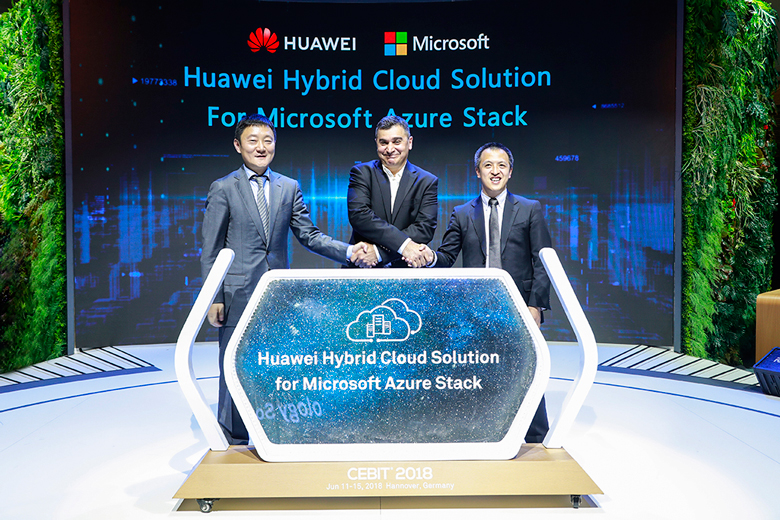 Huawei's Lu Qi and Qiu Long shake hands with Microsoft's Vijay Tewari, jointly releasing a hybrid cloud solution for Azure