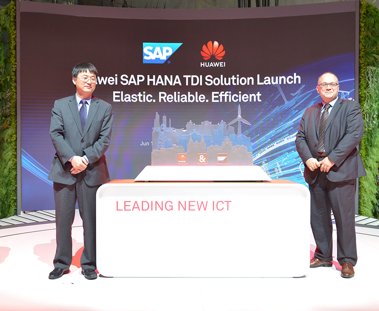 Huawei's Meng Guangbin and Director of SAP EMEA, Marco Ciavarella, releasing the SAP HANA TDI Solution at CeBIT 2018