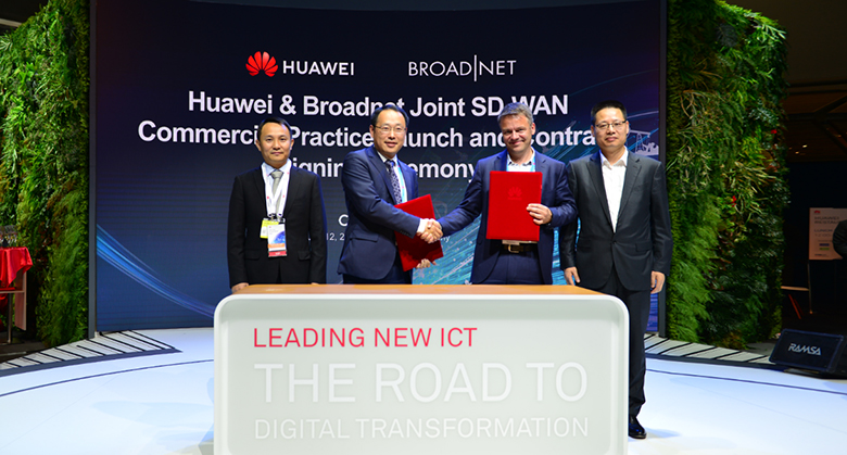 Executives from Huawei and Broadnet shake hands and sign the SD-WAN commercial deployment framework contract at CeBIT 2018