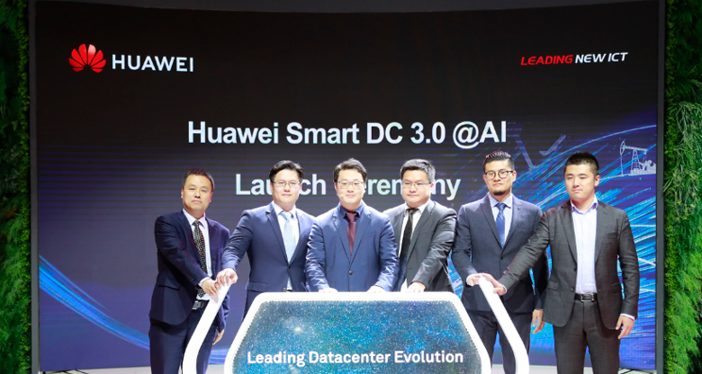 Huawei executives jointly release the Smart DC 3.0 @ AI solution on stage at CeBIT 2018