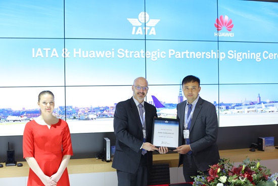 Representatives from IATA and Huawei shake hands, a demonstration of the strategic partnership between the two parties