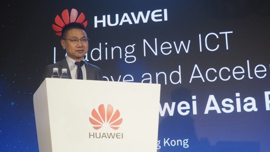 Qiu Lei, VP of Huawei Enterprise BG Marketing and Product Solution Sales, delivers a speech at the APAC ISP Summit 2018