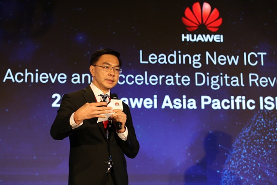 Sunti Medhavikul, Chief Operating Officer and Managing Director of UIH, delivers a speech at the Huawei APAC ISP Summit 2018