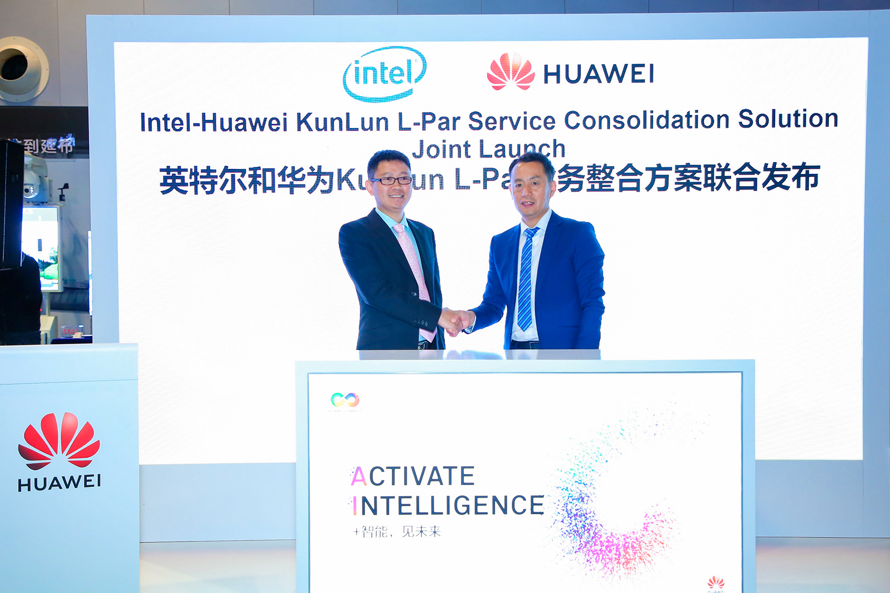 Two executives from Intel and Huawei shake hands during the KunLun L-Par Service Consolidation Solution joint launch