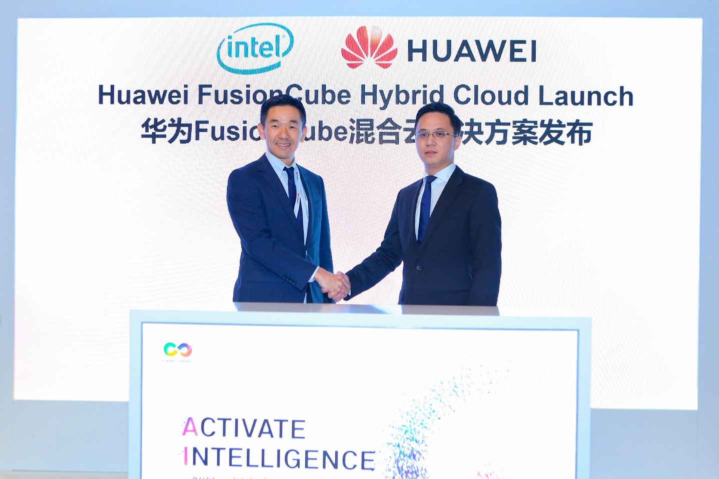 At HUAWEI CONNECT 2018, the company's executives shake hands with Intel's at the FusionCube Hybrid Cloud Solution launch
