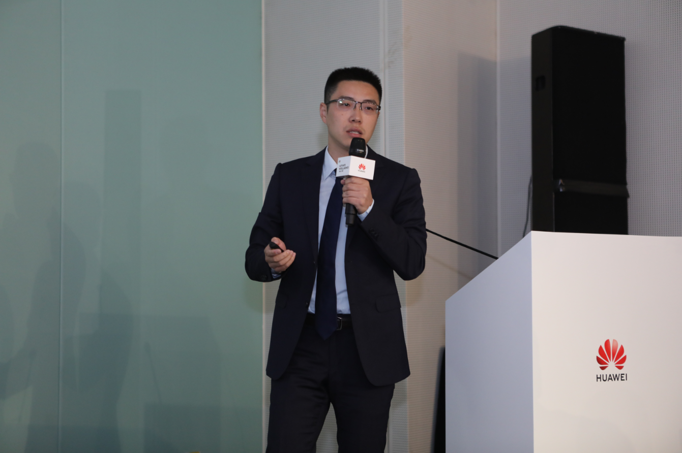 Alan Zhang, Deputy GM of the Huawei Enterprise Gateway Domain, announces the rollout of Huawei SD-WAN cloud services