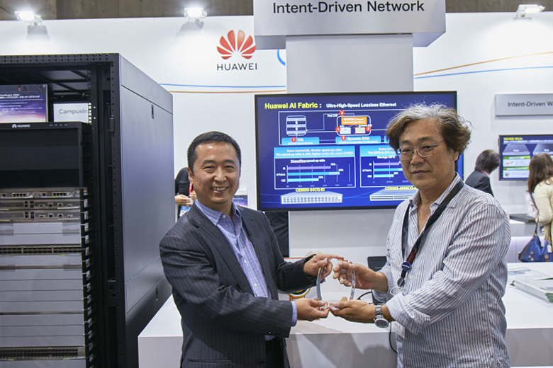 Executive Swift Liu accepts the Best of Show Award for Huawei's AI Fabric Ethernet at Interop Tokyo 2018