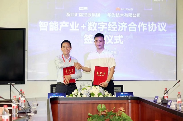 Hu Xinwei, Chairman of Huilong, and Wang Hongyou, Director of Huawei's Zhejiang Enterprise Business Department, shake hands