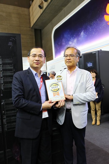 Huawei executives show the Interop Tokyo 2018 Best of Show Runners Up Award for Atlas intelligent cloud hardware