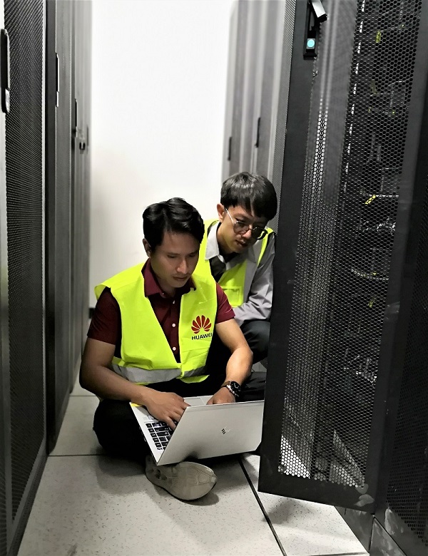 Huawei employees provide technical support in the Vientiane-Vangvieng smart expressway equipment room