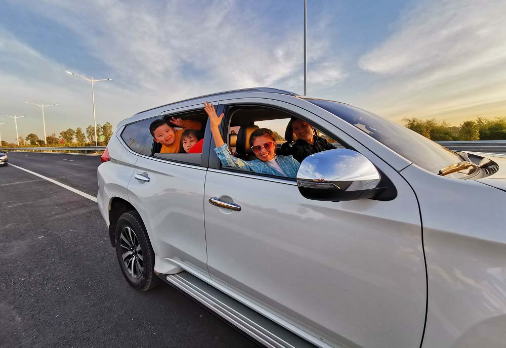 The Nanthavath family in their SUV enjoy the convenient travel experience brought by a smart expressway