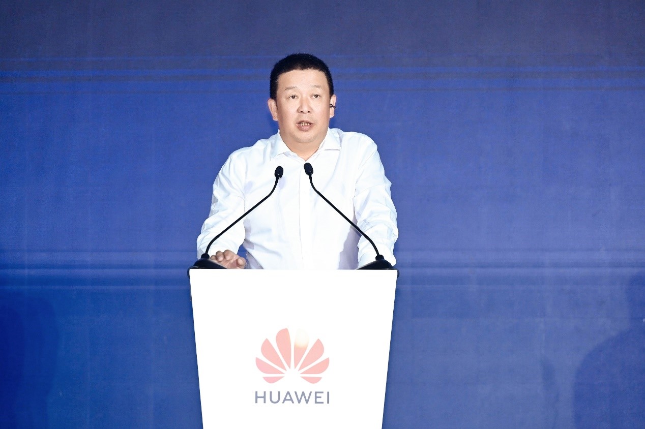 Tao Jingwen, Huawei's Director of the Board and President of the Quality, Business Process and IT Management Department, delivering a speech