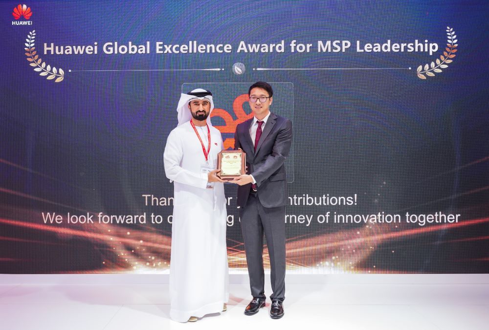 Huawei presenting the Huawei Global Excellence Award for MSP Leadership to e& UAE