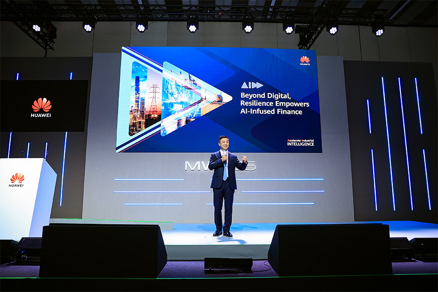 Jason Cao, CEO of Huawei Digital Finance BU, delivers an opening speech