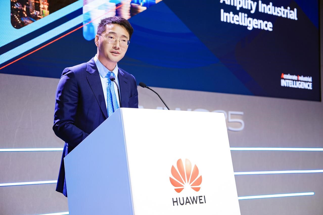 Vincent Liu, President of Huawei's Global Enterprise Network Marketing & Solution Sales Dept, delivering a speech