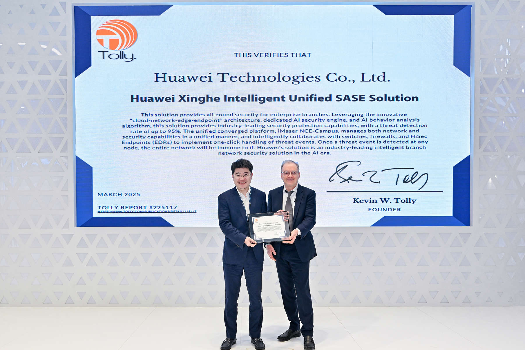 Kevin Tolly, founder of The Tolly Group, and Richard Wu from the Security Product Domain of Huawei Data Communication Product Line attended the certificate awarding ceremony.