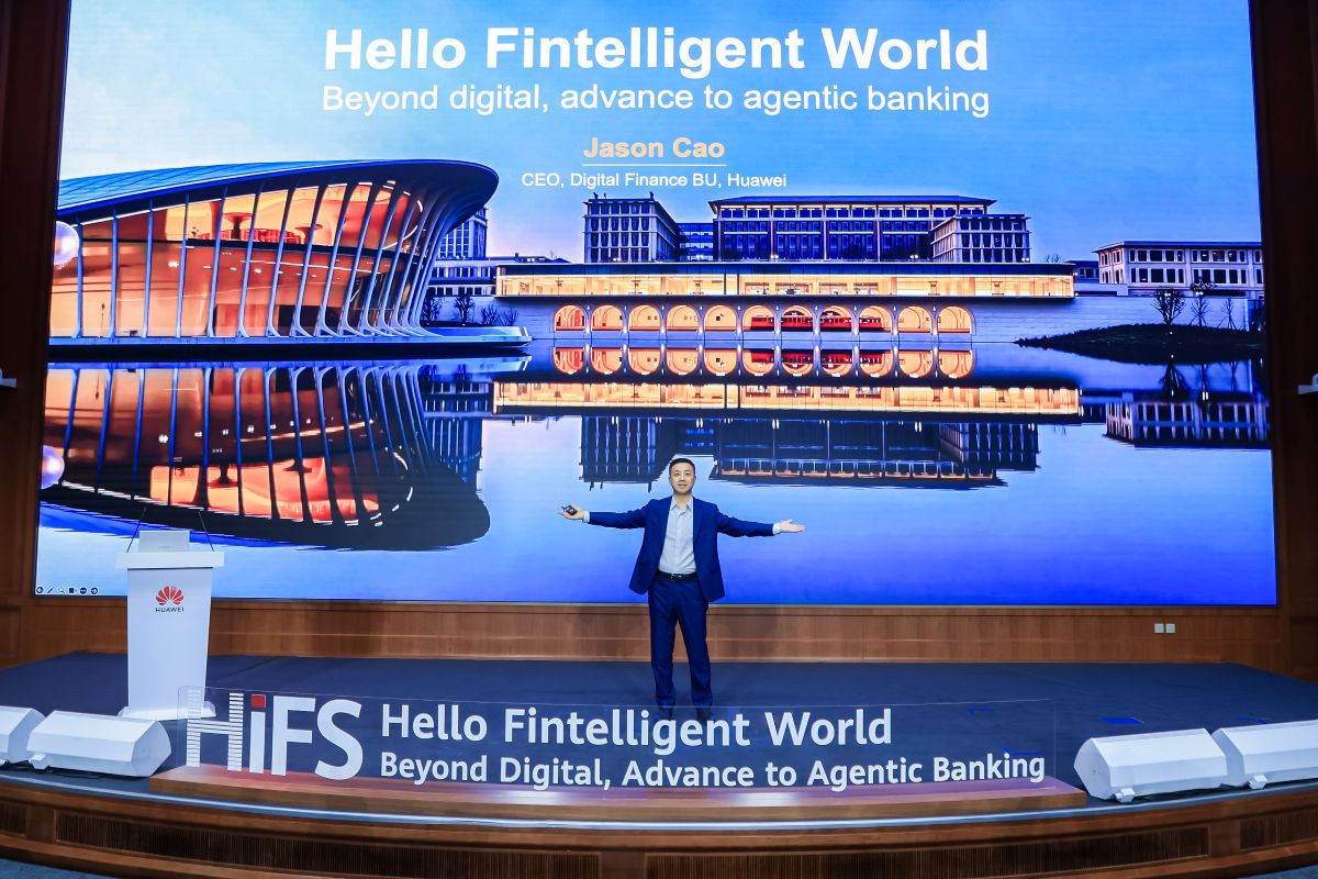 Jason Cao, CEO of Huawei Digital Finance BU, delivering a keynote speech