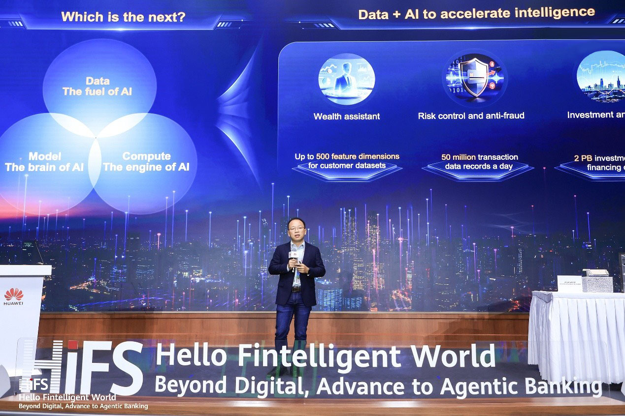 Diego Xiao, Vice President of the Huawei Data Storage Product Line, delivers a keynote speech.