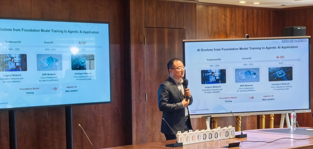 Jacko Lee, Vice President of Data Center Network Domain, Huawei Data Communication Product Line, delivering a speech