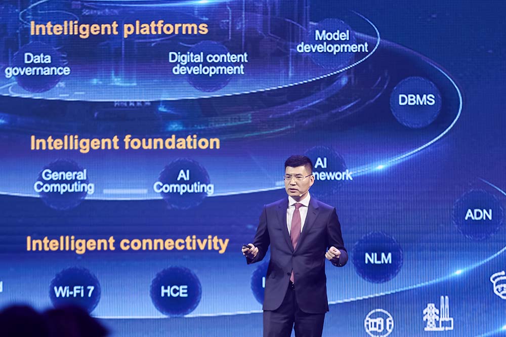Leo Chen, vice-président senior de Huawei et président de Huawei Enterprise Sales, prononçant un discours d'ouverture