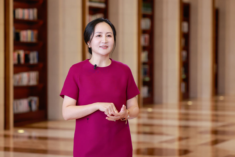 Sabrina Meng, vice-présidente, présidente tournante et directrice financière de Huawei, prononçant un discours d'ouverture par vidéo