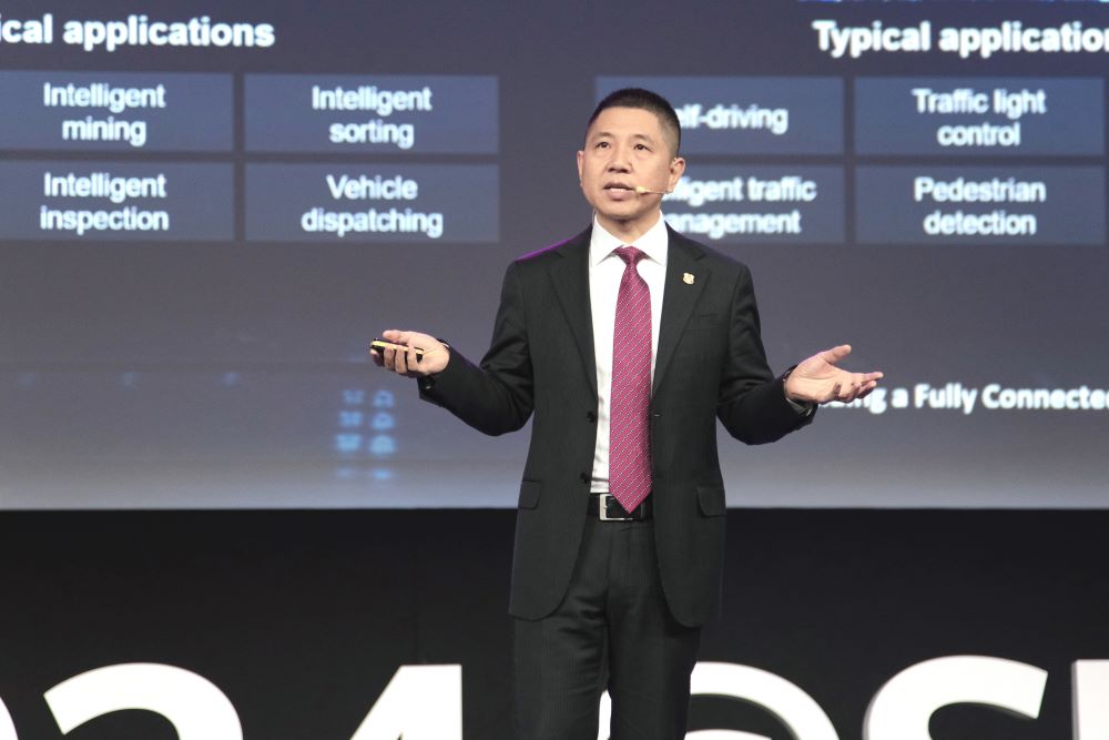 Leon Wang, président de la ligne de produits de communication de données de Huawei, prononce un discours